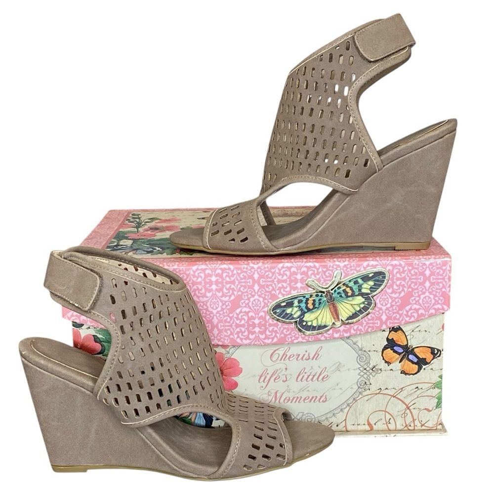 Avon Wedge Heel Sandals Open Toe Adjustable Closure Natural Taupe SZ 9